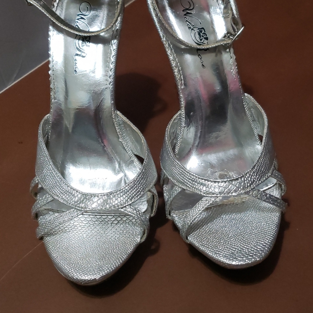Silver heels Size 7 1/5 B